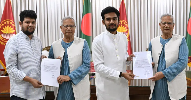 পদত্যাগপত্র হাতে প্রধান উপদেষ্টার সঙ্গে দুই উপদেষ্টা